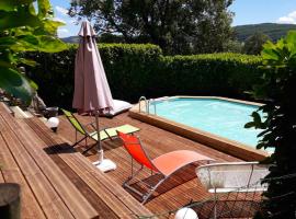 Maison de 4 chambres avec piscine privee jardin clos et wifi a Pierrefiche, hotel in Pierrefiche