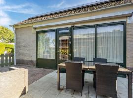 Inviting holiday home in Baarland with terrace, hôtel à Baarland