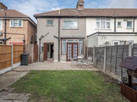 Lovely 4-BedRoom House Near Romford Station, hotel in Romford