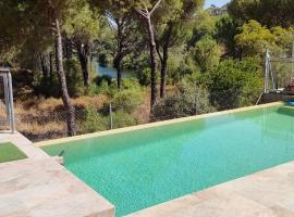 CABAÑA DE MADERA JUNTO AL LAGO LAS JARAS, hotel en Córdoba