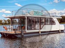 Awesome Ship In Neuruppin With Kitchen, hotel em Neuruppin