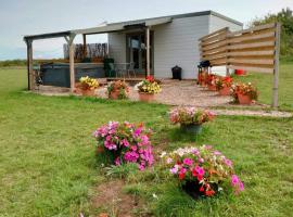 Beautiful Wooden tiny house, Glamping cabin with hot tub 3، فندق في Tuxford