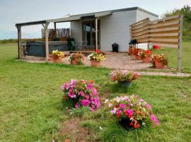 Beautiful Wooden tiny house, Glamping cabin with hot tub 3, hotel i Tuxford