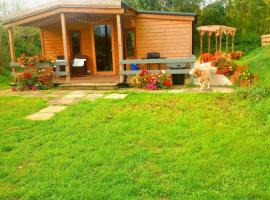 Beautiful Wooden tiny house, Glamping cabin with hot tub 2, hotel med parkering i Tuxford