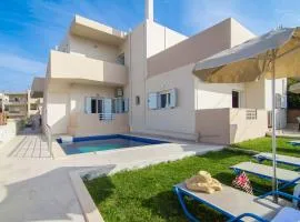 7 bedroom villa with pool, 700m from the beach!