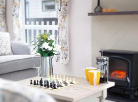 Lakeside Lodge, Green Hill Farm Holiday Village, hotel in Salisbury