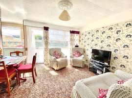 Quiet and Comfy 2- bedroom Holiday Chalet, walk to the beach, Norfolk, cabin in Great Yarmouth