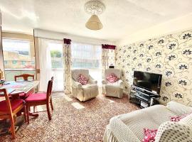 Quiet and Comfy 2- bedroom Holiday Chalet, walk to the beach, Norfolk, hotel con piscina a Great Yarmouth