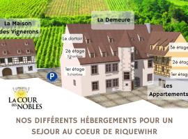Domaine La Cour Des Nobles - Demeure, Maison et Appartements au coeur de Riquewihr: Riquewihr şehrinde bir otel