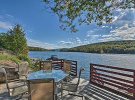 Inviting Lakefront Home Seasonal Boat Dock!, hotel en Dedham