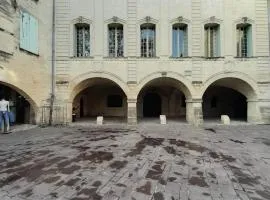 Petit cocon en plein centre historique d'Uzès - Place aux herbes en zone piétonnière