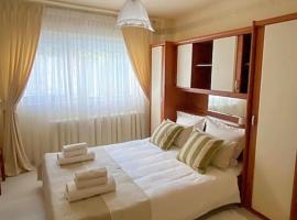 Lovely & quiet 1-bedroom condo with free parking, hotel in zona Museo del contadino romeno, Bucarest