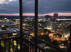 Modern Designed DTWN Condo with a 99 percent Walk Score, hotel u gradu Atlanta