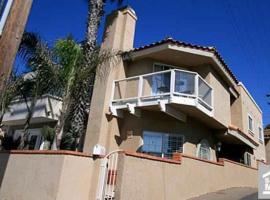 Pacific Breeze Right Next to Huntington Beach Pier! Steps from Beach!!, cottage in Huntington Beach