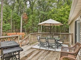 Charming Pentwater Home with Fire Pit and Yard!, hotel in Pentwater