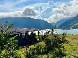 CABAÑA LAGO CALIMA, frente al lago