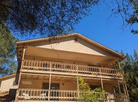 Yosemite Haven @ Pine Mountain Lake. Dog Friendly!: Groveland şehrinde bir otel