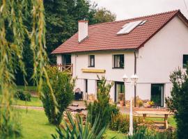 Lipolas-slowlife&guesthouse, farm stay in Jurków