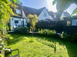 Beddington Park Lodge East, homestay in Wallington