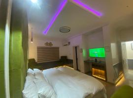 Timeless Apartment and Bar, hotel di Lagos