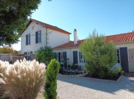 Le Clos des Passiflores, hotel with pools in Pons