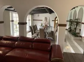 Safari Apartments -Beautiful 3 bedrooms, 10-seater dining , TV room, Garden & Pool