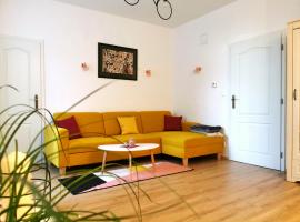 CozyHome The Castle Apartment - Spacious, quiet, high ceiling, hotel perto de Castelo de Bratislava, Bratislava