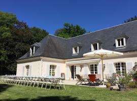 Spacious house in a wooded park enclosed by walls and its swimming pool, vila v destinaci Saint-Cyr-sur-Loire