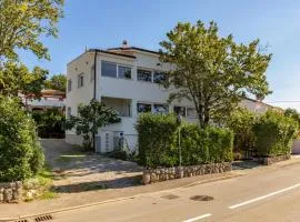 Cozy Apartment In Njivice With Kitchen