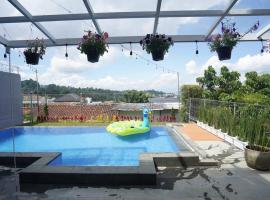 Vila Rema a beautiful 4 bedroom villa in dago with private pool, hotel con estacionamiento en Bandung