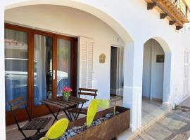 Ca Na Fulla. Agradable casa con jardín y piscina., Hotel am Strand in Colònia de Sant Pere