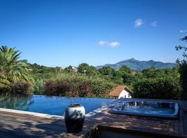 Villa Kokoloa : piscine chauffée et vue montagnes: Ciboure şehrinde bir otel