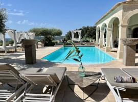Luxury Villa in front of the famous Pont-du-Gard., hotel i Castillon-du-Gard