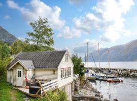 Gorgeous Home In Vallavik With House Sea View, vakantiewoning aan het strand in Kaland
