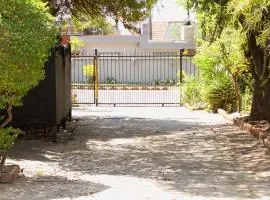 Beautiful Studio Cottage at Menlyn Maine