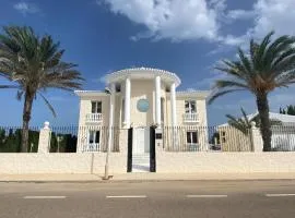 Luxus Villa, direkt am Mittelmeer mit Sandstrand