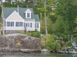 Waterfront Delight at Spindle Point, ξενοδοχείο σε Meredith