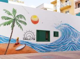 Single Fin Hostel, hostel ở Arona