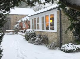 Norburton Hall Cottages, hotel sa Bridport