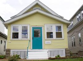 Cute yellow 2-BR bungalow w/free garage, free WiFi, stuga i Milwaukee