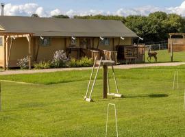 Luxury Safari Lodge surrounded by deer!! 'Fallow', holiday home in Crediton