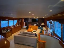 Amazing boat to sleep in Barcelona