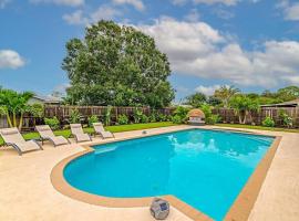 Private Backyard Oasis! Hot Tub & Salt Water Pool!, hotel in Sarasota