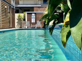 Poolside Apartment In Central Byron, apartman Byron Bayben