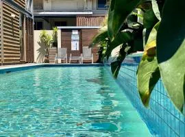 Poolside Apartment In Central Byron