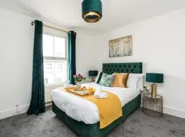 Dressed To Impress 2 bed house in Heart of Croydon Photo ID & Deposit Required