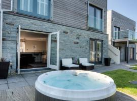 House 11, hytte i Looe