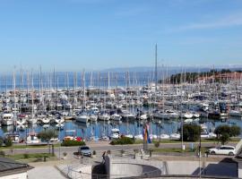 Luxury Marina View Apartment Izola، فندق في إيزولا