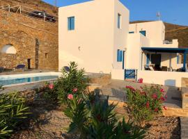 3 bedrooms villa with sea view private pool and balcony at Trivlaka, hotell med parkeringsplass i Flampouria