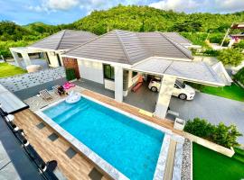 Chill at Hill Pool Villa Sattahip, hotel with parking in Ban Tao Than